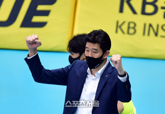 \'두주먹 불끈\' 후인정 감독[포토]