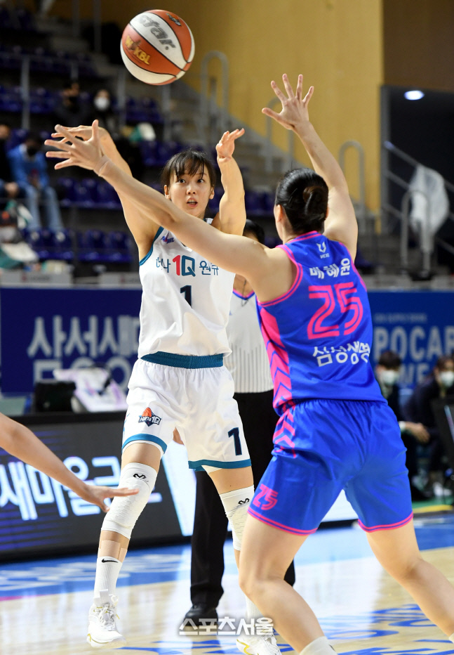 [포토] 신지현 '절묘한 패스'