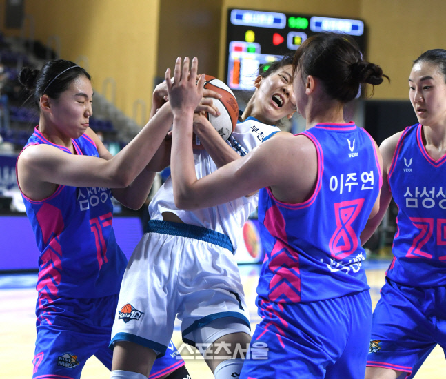 [포토] 하나원큐 신지현 '이거 놔'