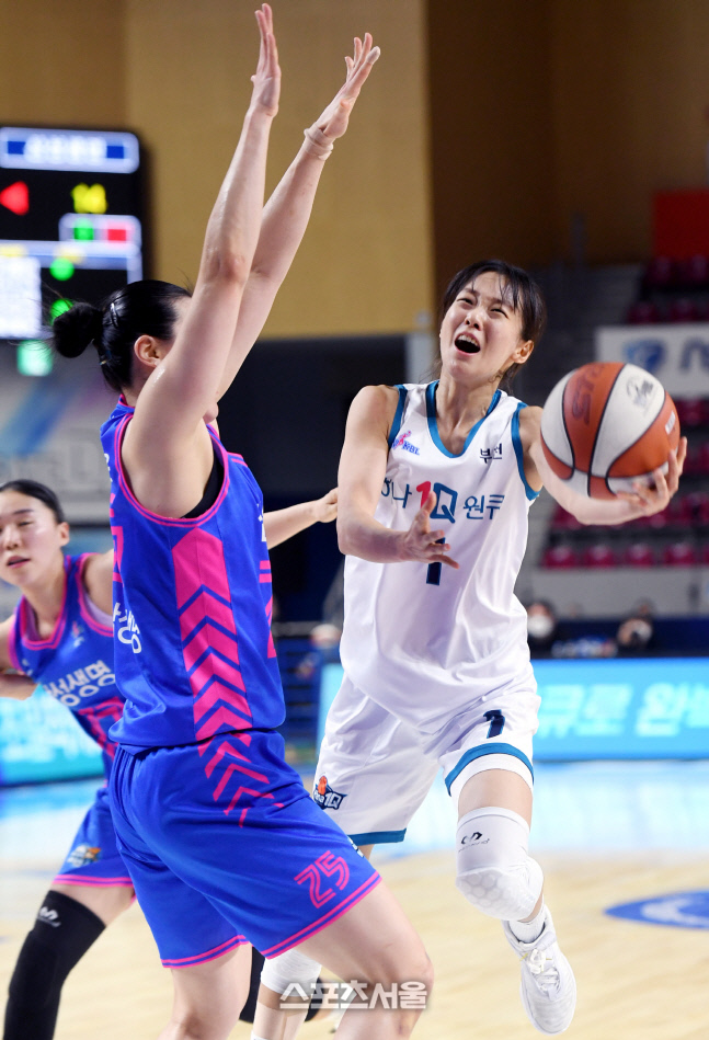 [포토] 신지현 '상대 수비 피해 원핸드슛'