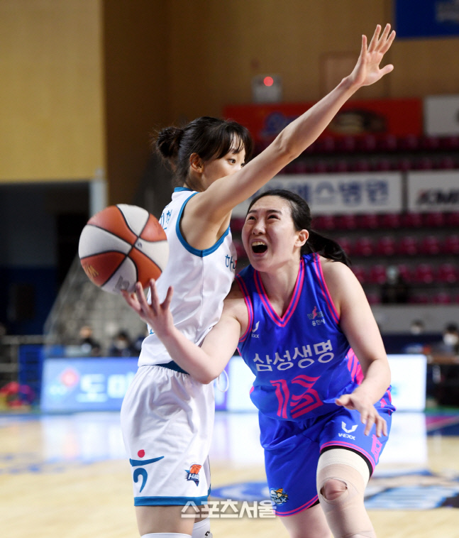 [포토] 김단비, 신지현 피해 슛