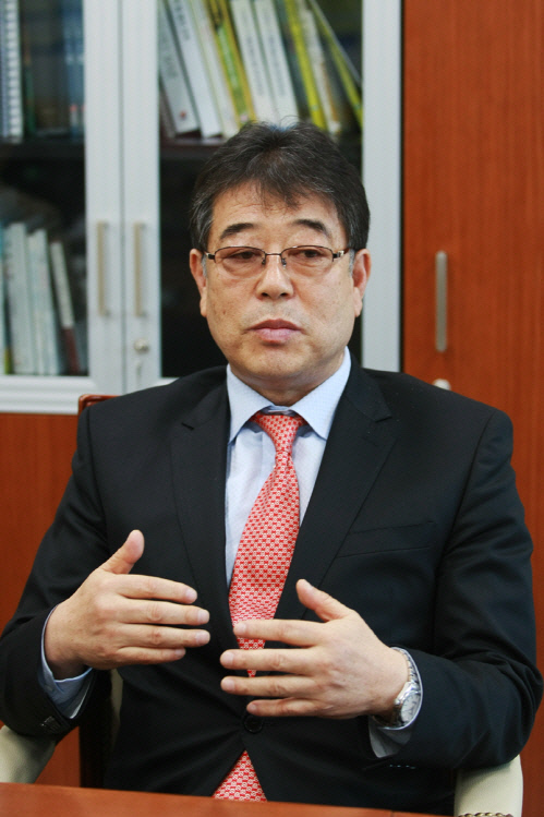 검찰, 농지법 위반 사문서 위조 기성용父에 징역 2년6개월 구형