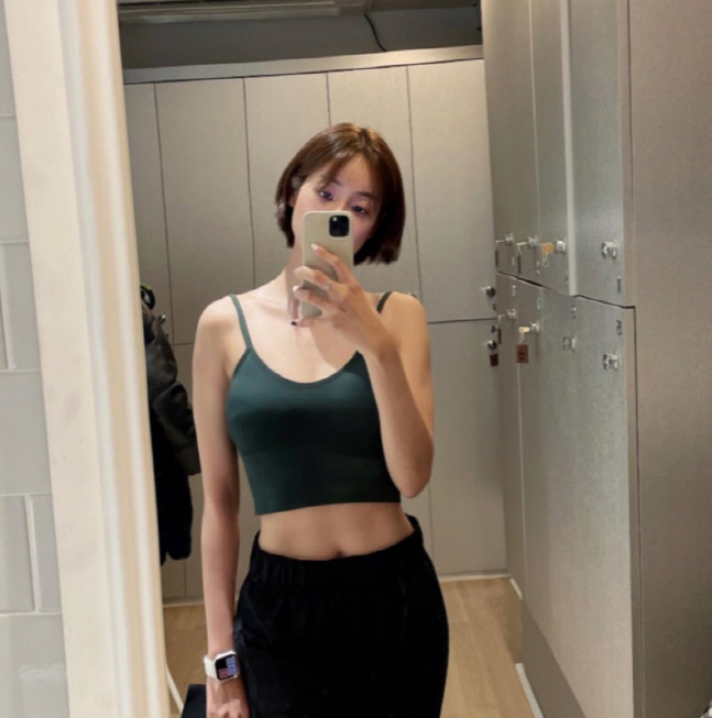 'AOA탈퇴→요가쌤' 유나 "눈바디 체크" 슬림 탄탄 몸매 눈길[★SNS]