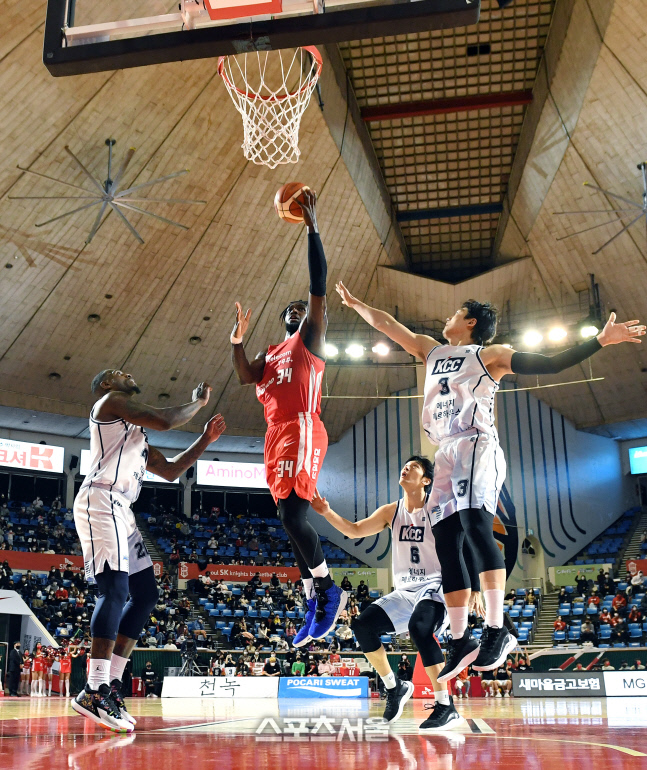 [포토]SK의 공격을 이끄는 자밀 워니