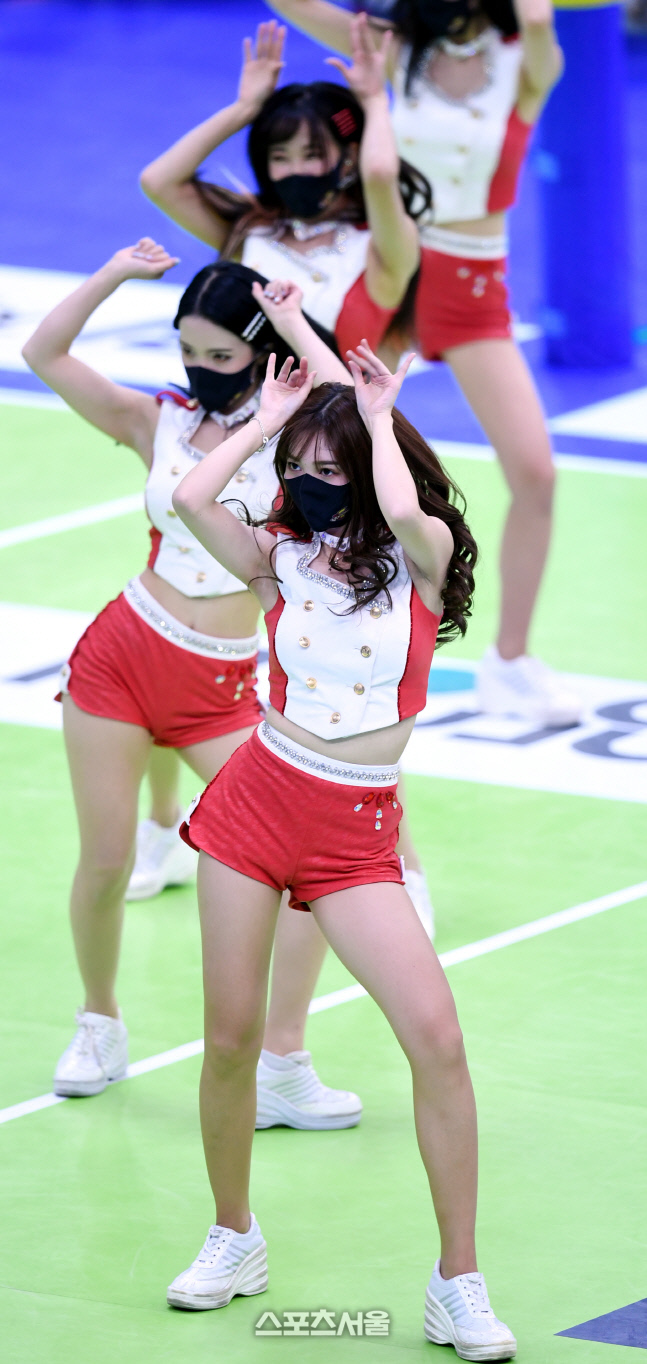 [포토] 한국전력 치어리더 '열정적인 공연'