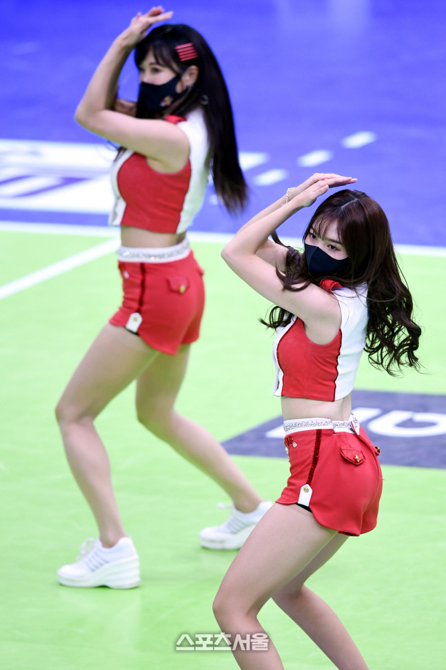 [포토] 한국전력 치어리더 '코트 후끈하게 달구는 공연'