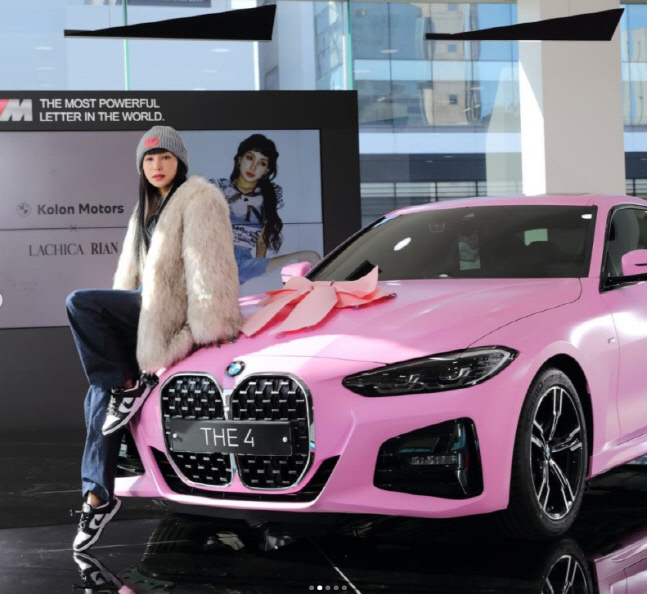 '스우파' 리안, 력셔리 B사 '핑크차' 공개...'5억 R사 소유' 허니제이 보고있나?