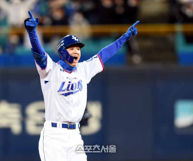 [포토] 적시2루타 구자욱 \'출발 좋아\'