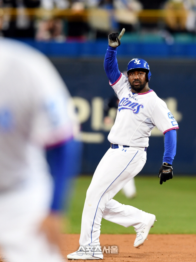 [포토] 피렐라, 1회 1점 더 달아나는 적시2루타