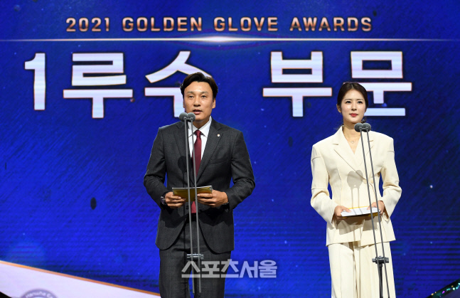 [포토]1루수 부문 골든글러브 수상자 발표하는 이승엽과 박기량