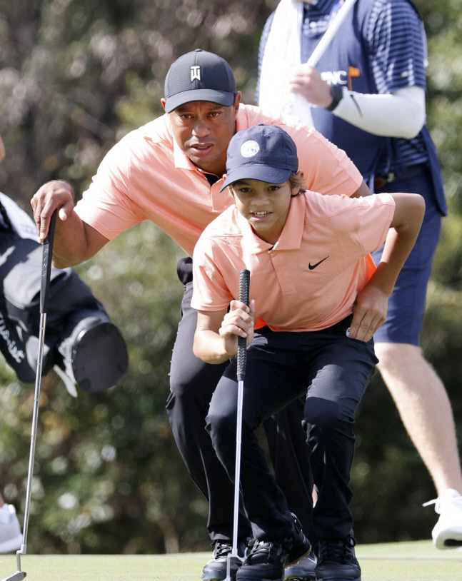 돌아온 황제 타이거 우즈, 아들과 출전한 PNC챔피언십서 굿샷!