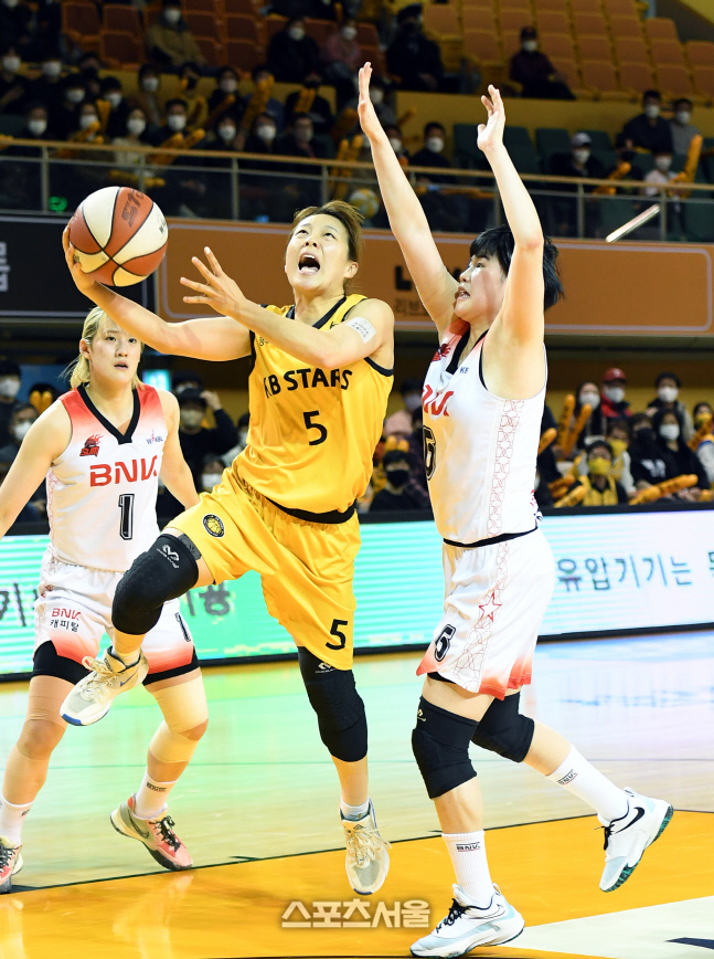 [포토]KB스타즈 심성영, 이소희의 수비를 뚫고...