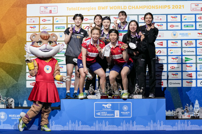 신승찬-이소희, 값진 은메달...첸칭천-지아위판에 석패 [세계배드민턴대회]