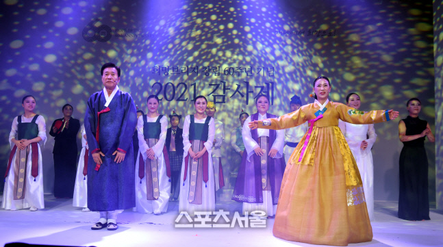 [포토] 무대 인사하는 부지화 예술단