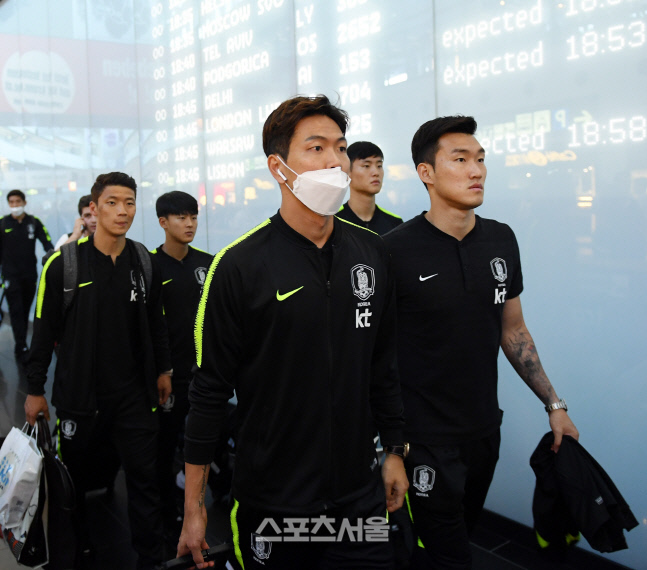 [포토] 김영권-장현수, 빈 국제공항 도착!
