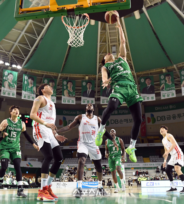 [포토]DB 허웅, 과감한 돌파에 이어 슛