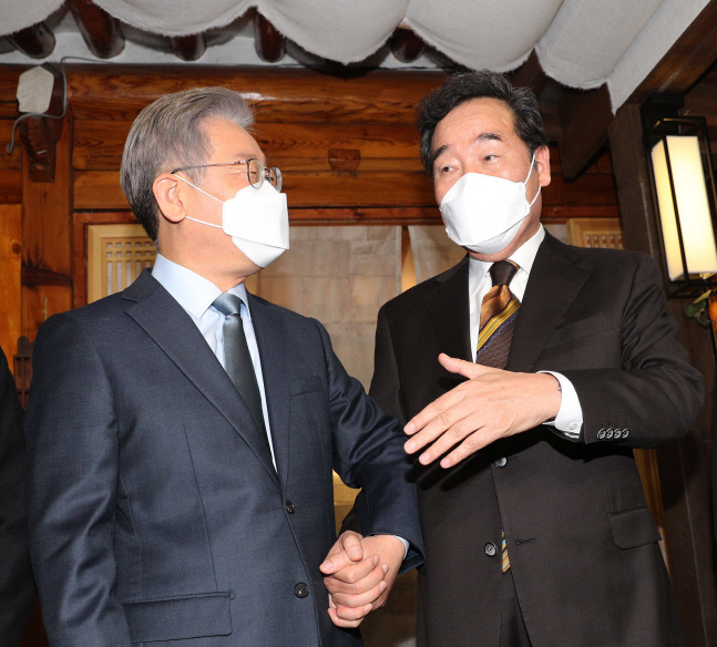 손 잡은 민주당 이재명-이낙연