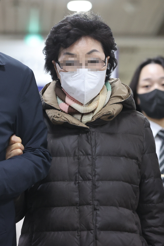 통장잔고 347억원 위조 혐의 윤석열 장모, 징역 1년 선고