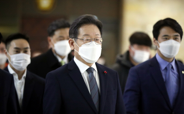 의원총회 참석하는 이재명 대선후보