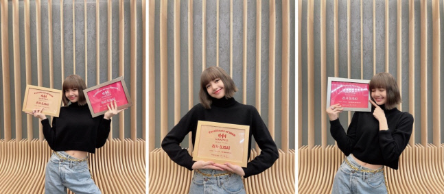 리사 'LALISA'로 초동 판매량 73만,  한터차트 신기록 + 골드 인증패