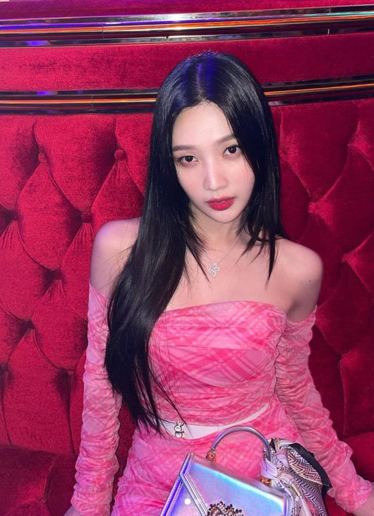 '크러쉬♥' 조이,크리스마스 이브 밝힌 화려한 미모[★SNS]