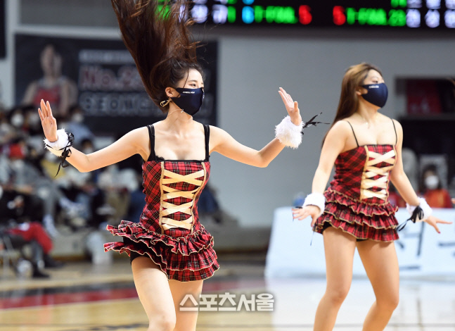 [포토]축하공연하는 KGC 치어리더