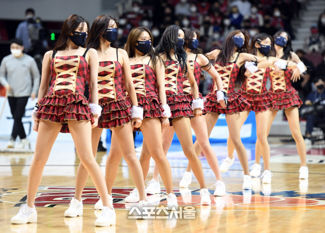 [포토]분위기를 더 뜨겁게 달구는 치어리더 공연