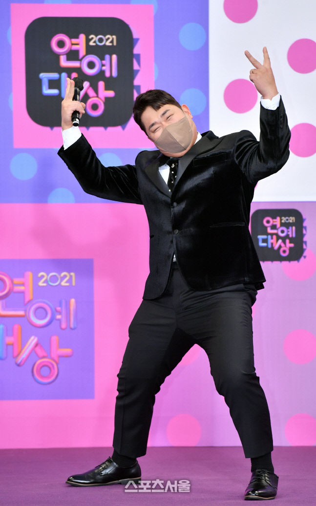 [2021 KBS 연예대상]문세윤, 생애 첫 대상 "연정훈→김선호 감사"…'1박2일' 7관왕 겹경사(종합)