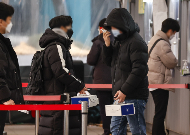 美연구진 "현재 나온 백신으론 오미크론 못 막아" 단백질 돌연변이 多