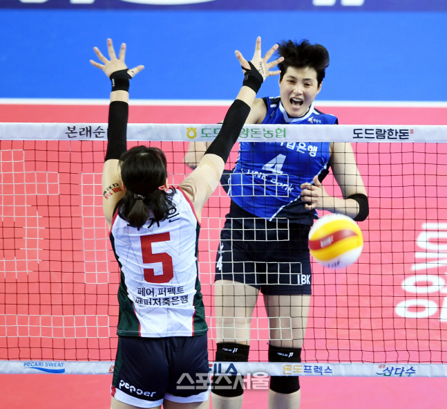 [포토] 기업은행 김희진 \'혼자는 나 못막지\'