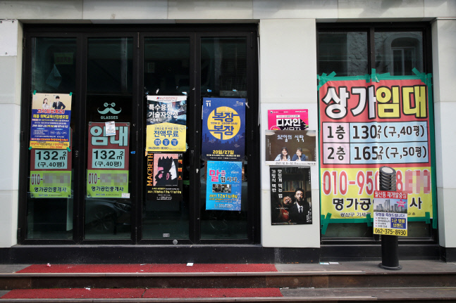 불 꺼진 점포<YONHAP NO-3349>