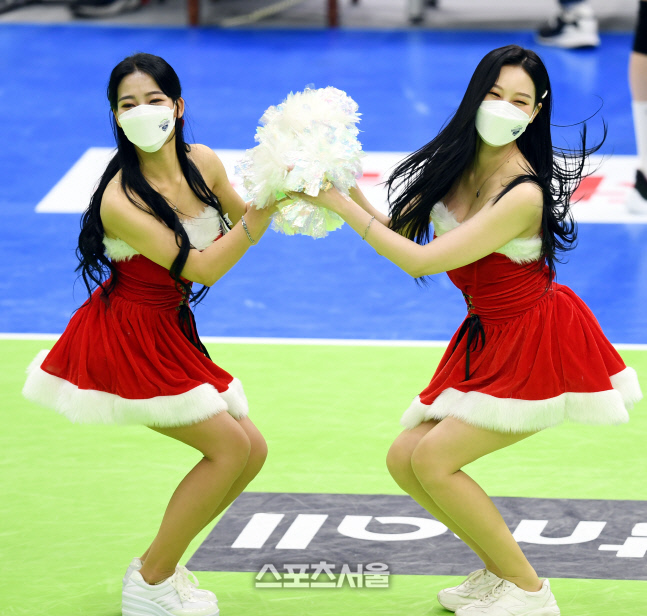 [포토] 현대건설 치어리더 '깜찍한 산타'