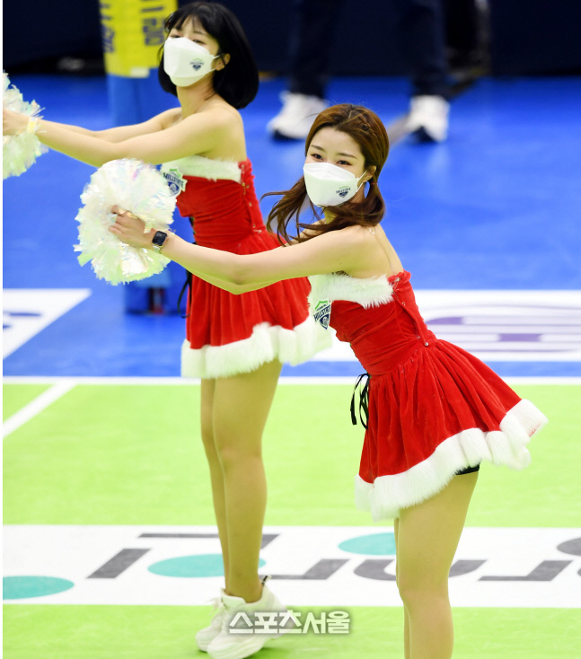 [포토] 현대건설 치어리더 '승리를 부르는 산타'