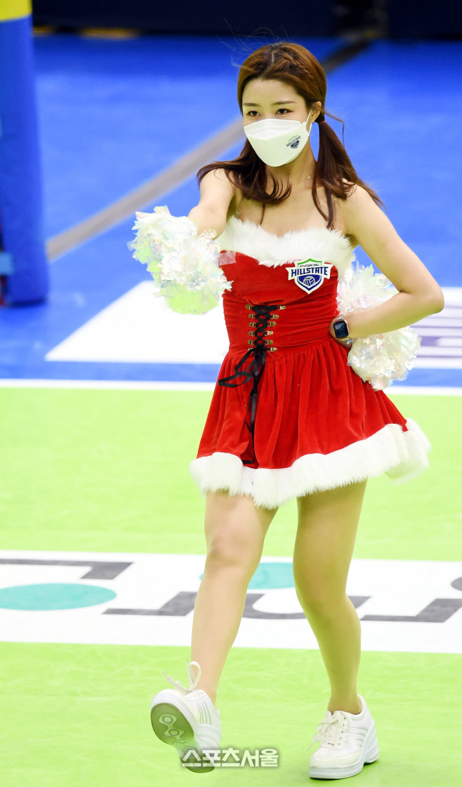 [포토] 현대건설 치어리더 '산타의 화끈한 댄스'