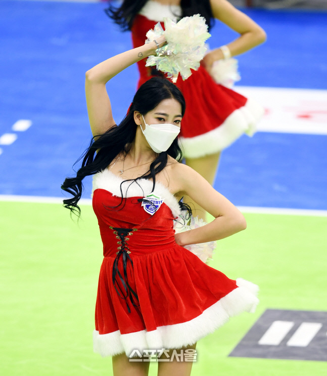 [포토] 산타로 변신한 현대건설 치어리더 '매력적인 눈빛'