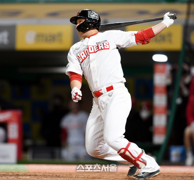 [포토] 3회 득점 기회 만드는 최정