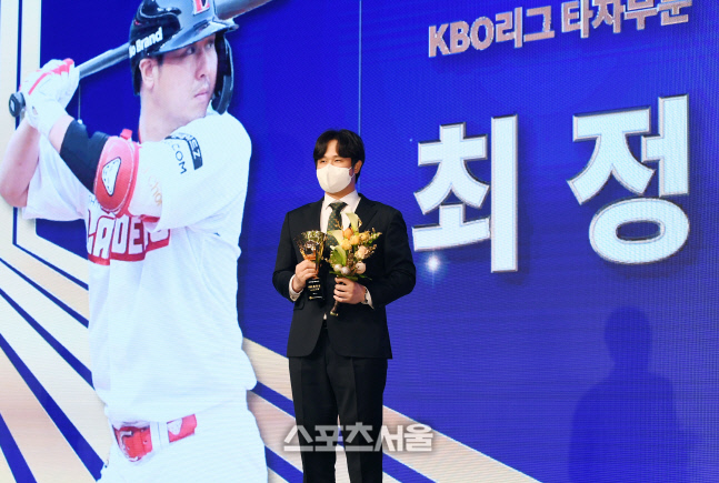 [포토]SSG 최정, KBO 시상식 홈런상 수상