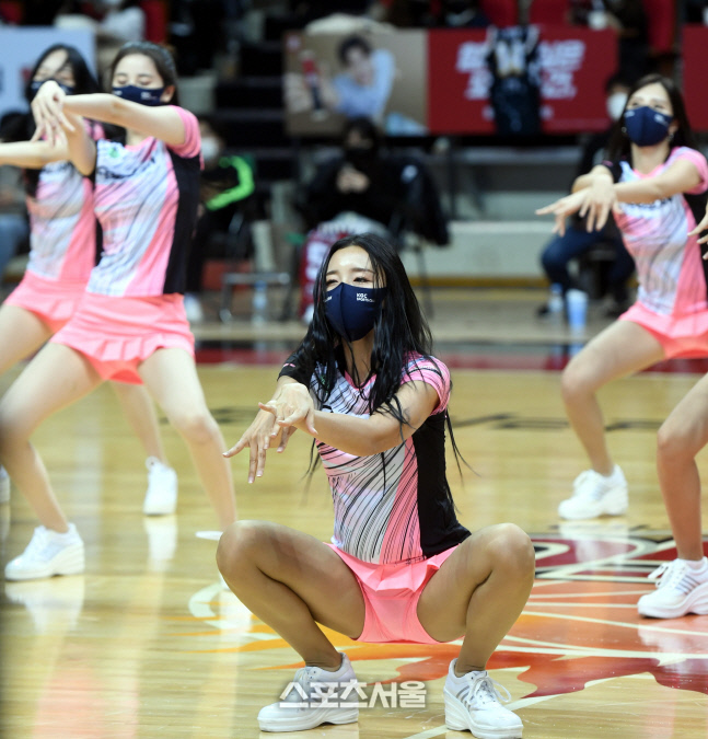 [포토] KGC 치어리더 '코트 달구는 공연'