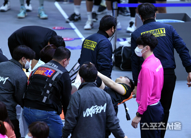 [포토] 김정호 \'큰 부상이 아니길\'