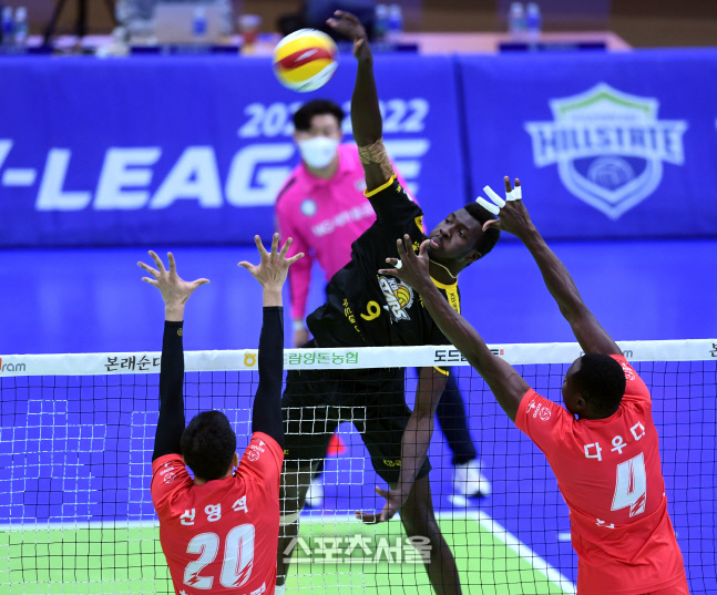 [포토] KB손해보험 케이타 \'강력한 스파이크 공격\'