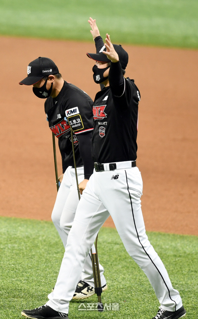 [포토] 박경수, 목발 짚고 우승 축하