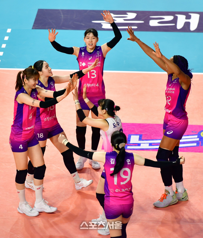 흥국생명 4연승 자축