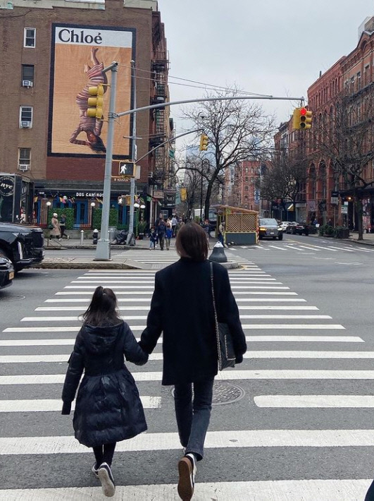 '권상우♥' 손태영, 훌쩍 큰 아이들과 뉴욕 박물관 데이트[★SNS]