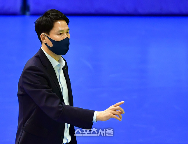 선수들 독려하는 현대건설 강성형 감독 [포토]