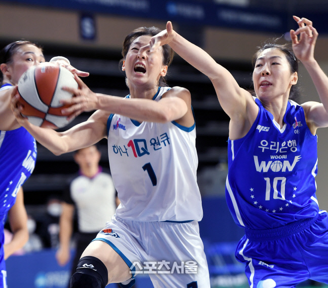 [포토] 하나원큐 신지현 '이건 못막아'