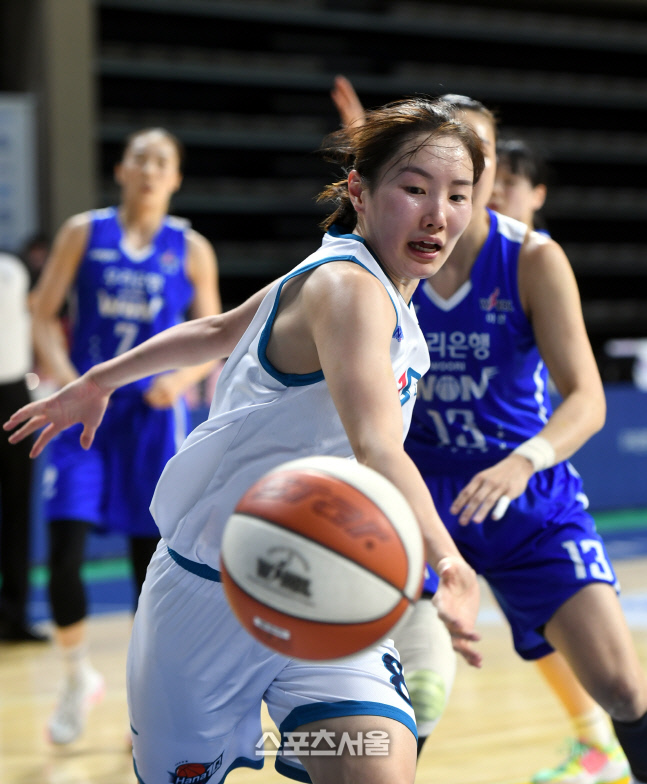 [포토] 김지영 '공이 어디로 가는거야?'