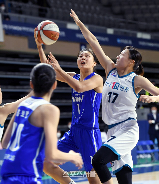 [포토] 박지현 '수비 피해 원핸드슛'