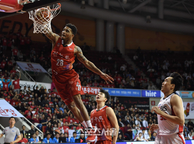 [SS포토] KGC 사익스, 공중부양의 원핸드 덩스슛!