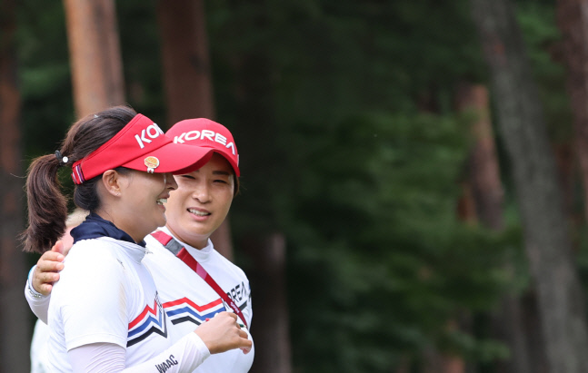 [올림픽] 고진영 격려하는 박세리 감독<YONHAP NO-1817>