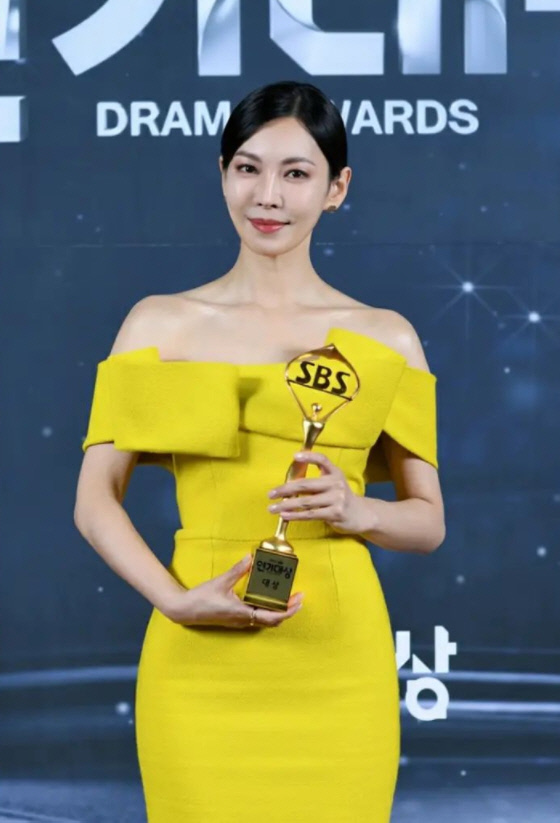 '대상의 품격' 김소연, 콜라병 몸매 뽐내며 "감사합니다"[★SNS]